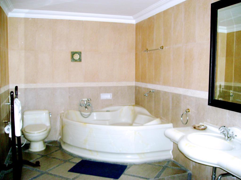 Swaloh Resort & Spa Kalangbret Chambre photo